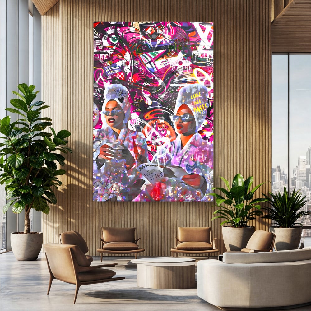 Tablou canvas cu tablou canvas cu femei si graffitti, fara rama, pe sasiu de lemn, pe perete intr-un birou